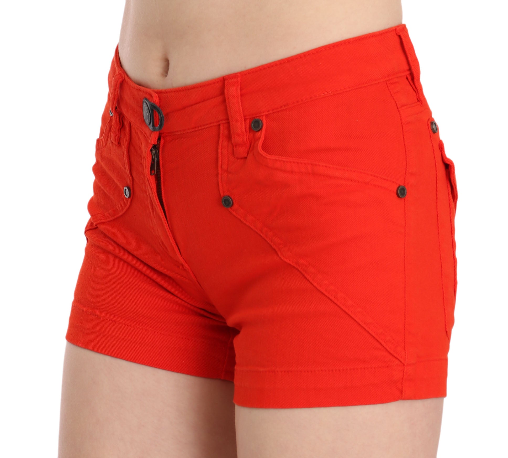 Mini shorts elegantes de cintura media en color naranja vibrante