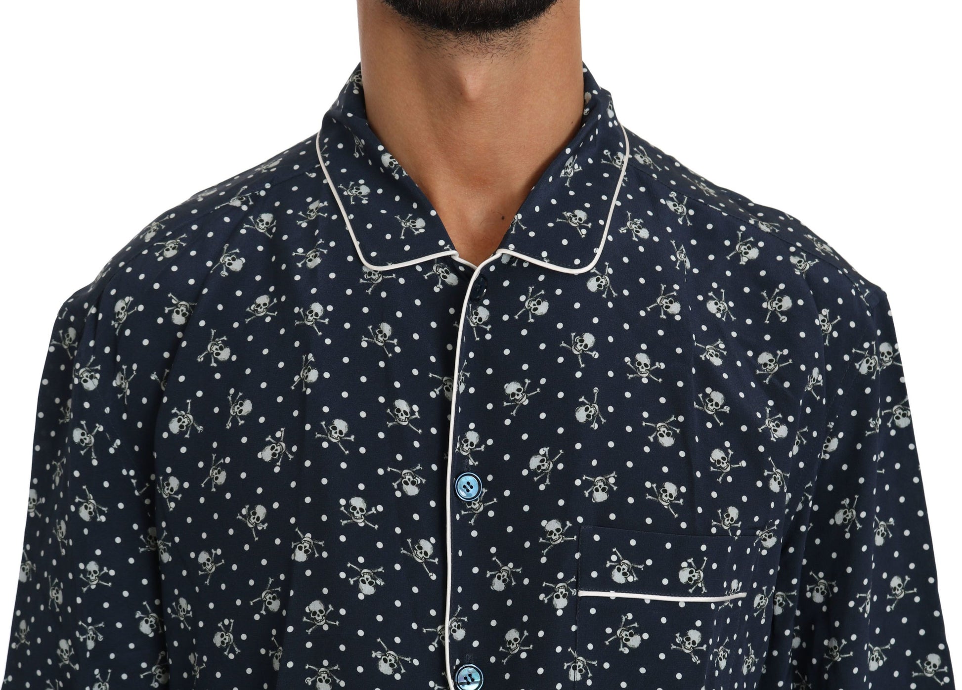 Elegancia de seda: Camisa de descanso con estampado de calaveras azules