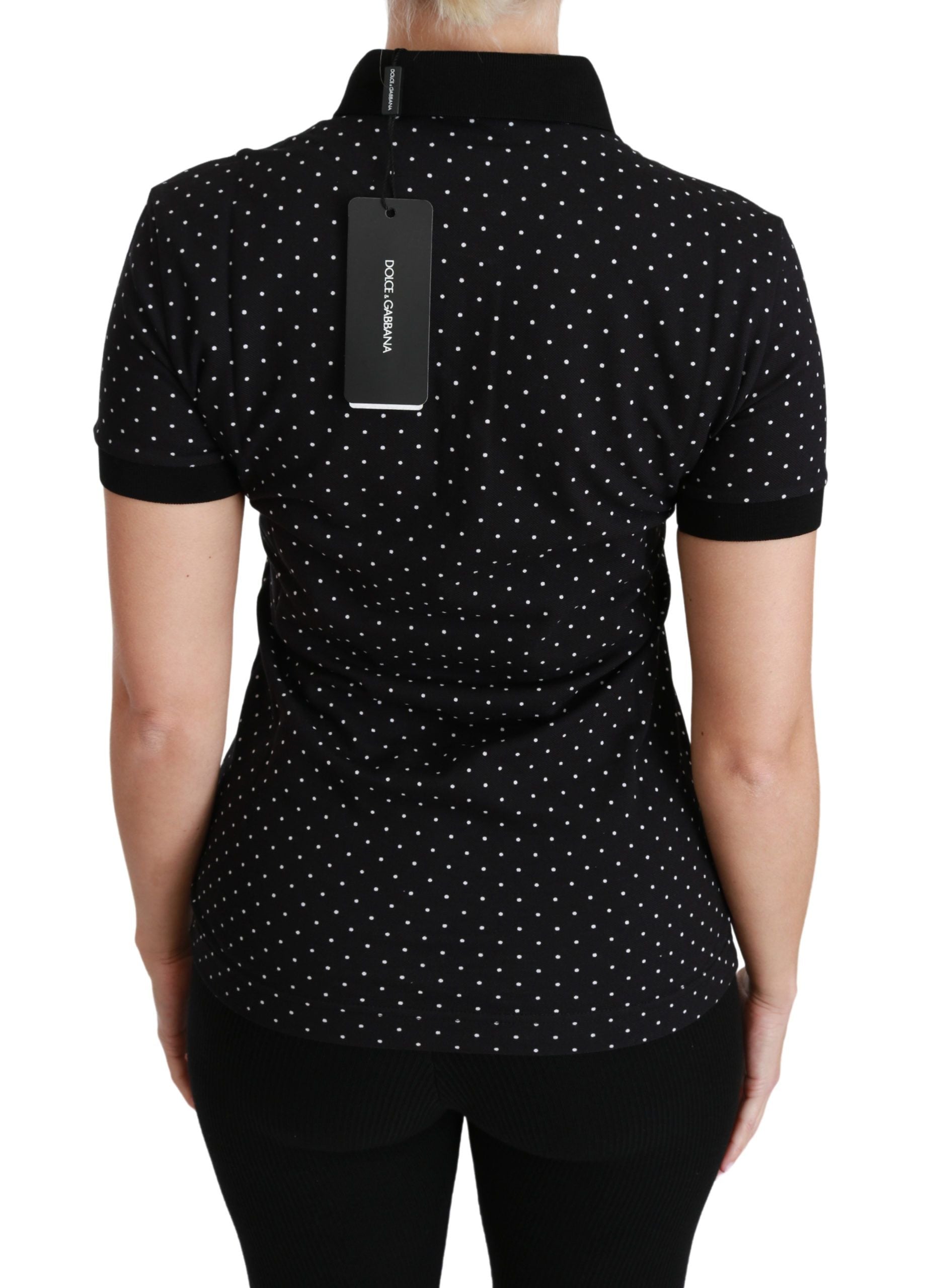 Elegante polo de lunares negros