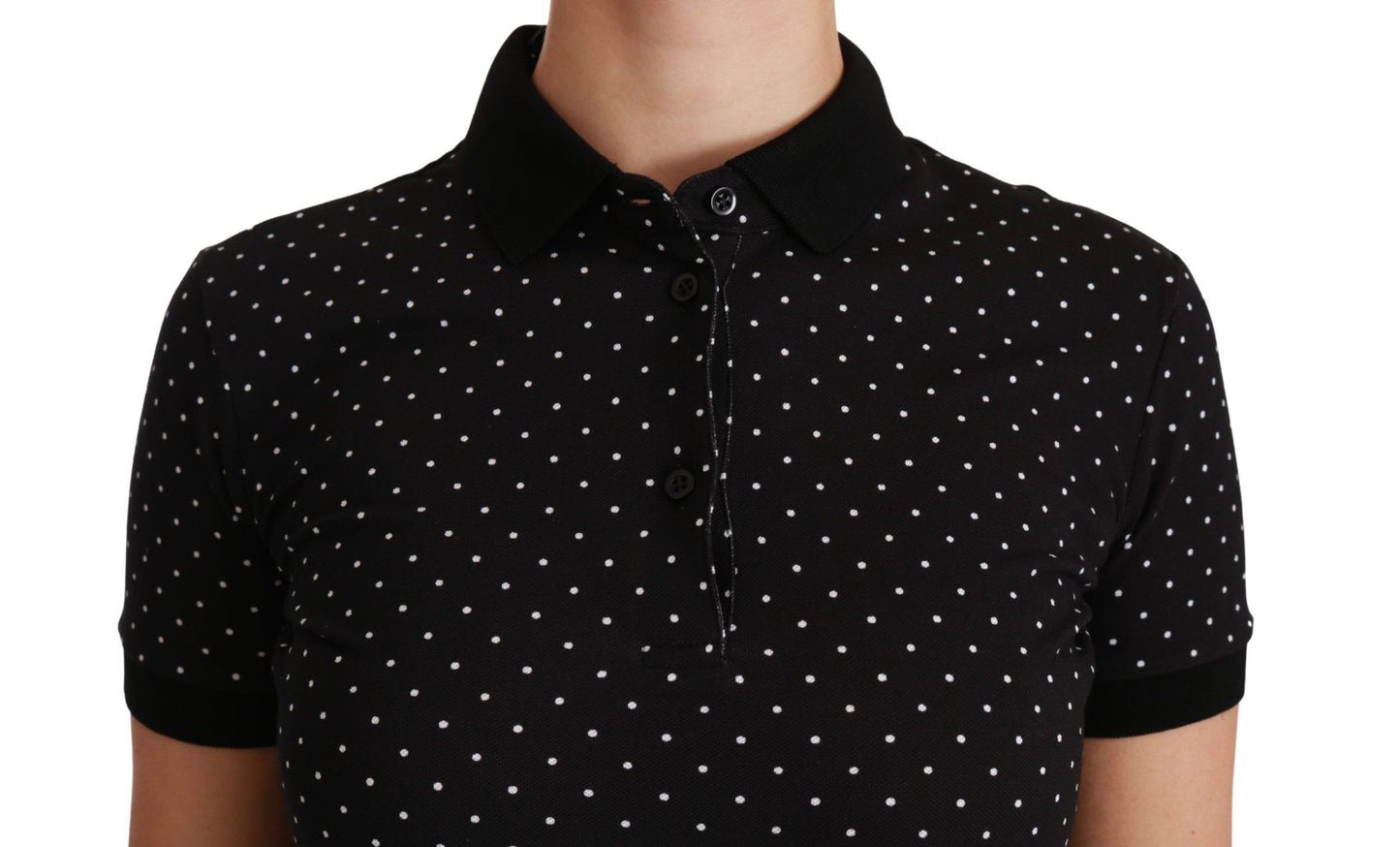 Elegante polo de lunares negros