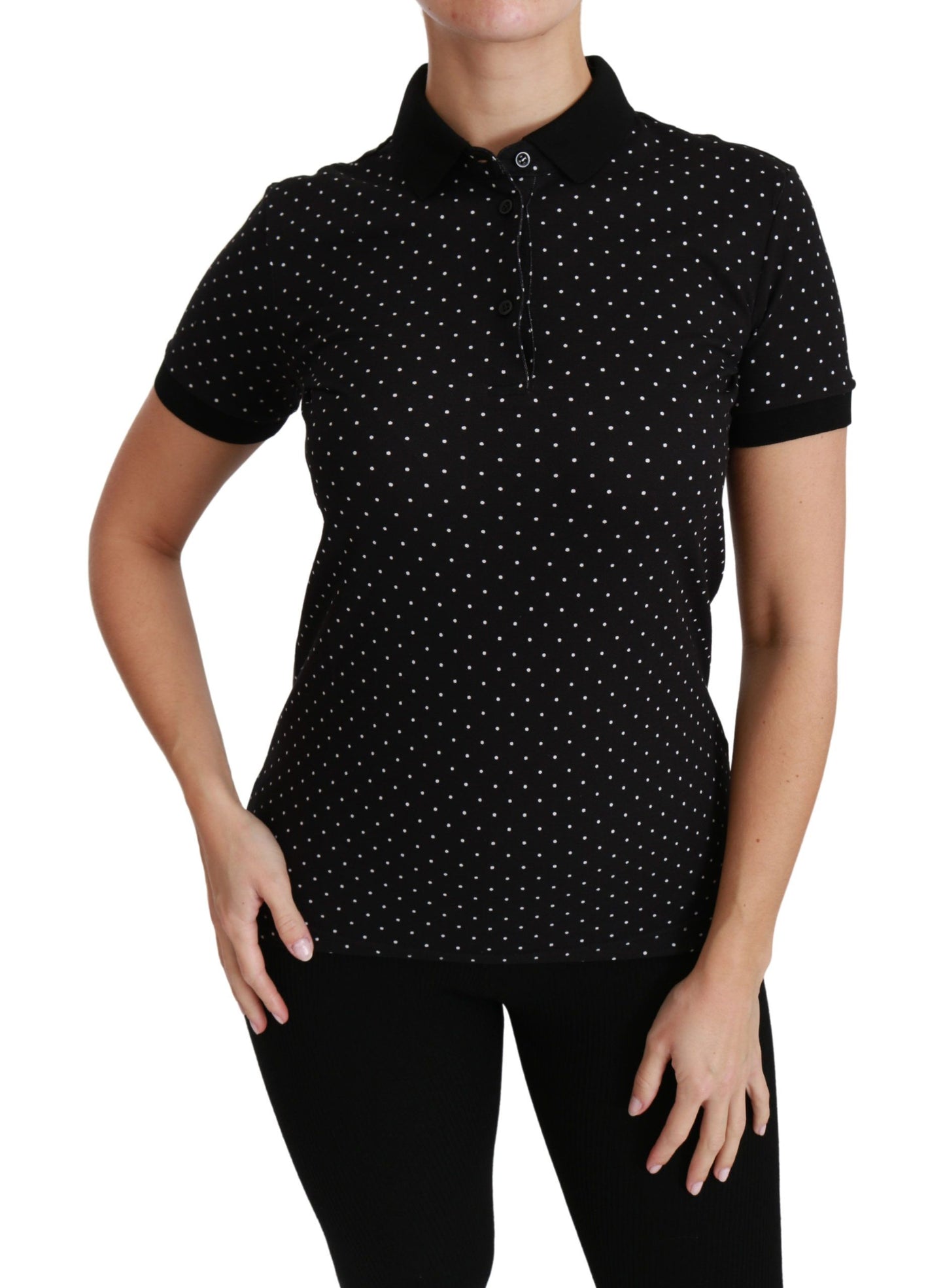 Elegante polo de lunares negros