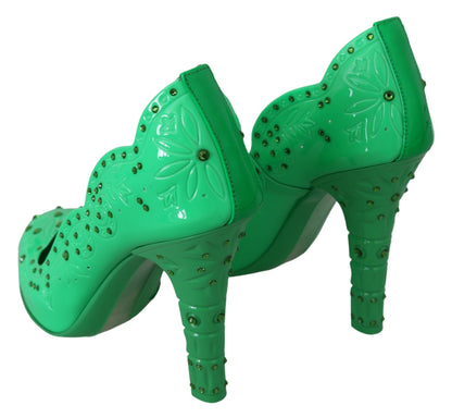 Encantadores zapatos de tacón de cristal de Cenicienta en verde exuberante