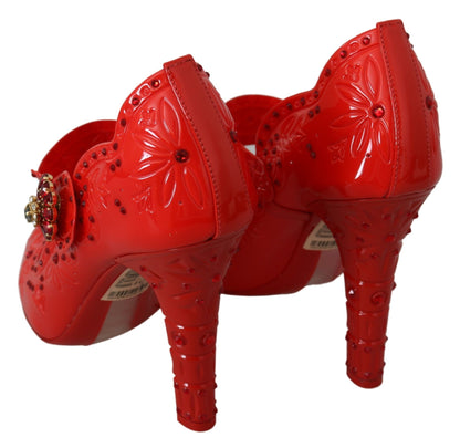 Elegantes tacones de Cenicienta con cristales rojos