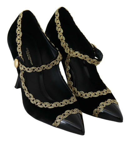 Elegantes zapatos de salón de terciopelo negro con bordado dorado