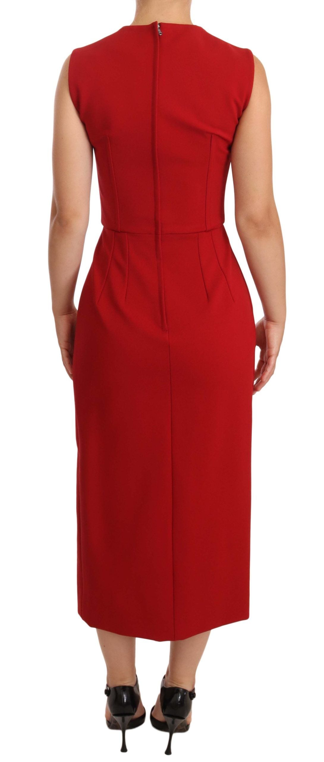 Elegante vestido midi con escote corazón en rojo