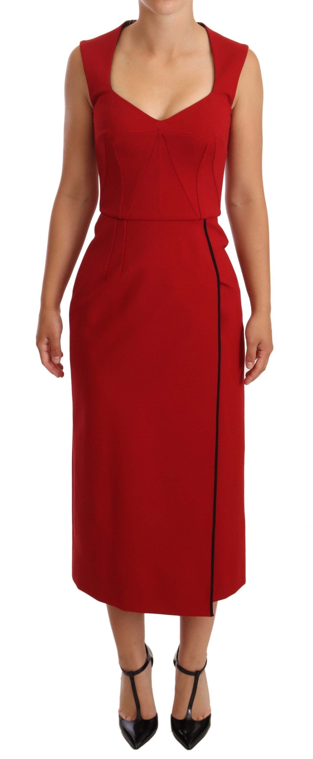 Elegante vestido midi con escote corazón en rojo