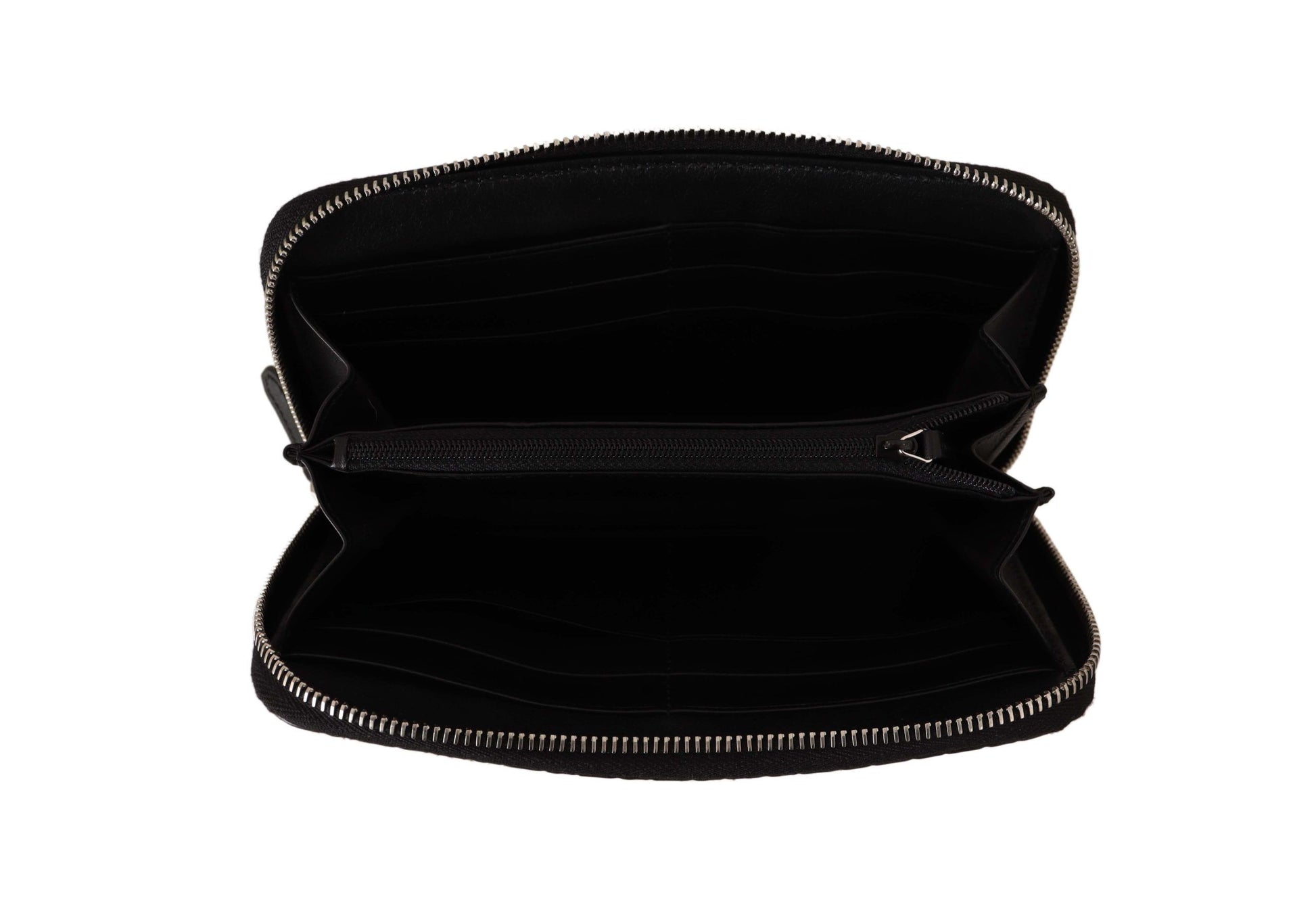 Elegante cartera de piel negra con cremallera