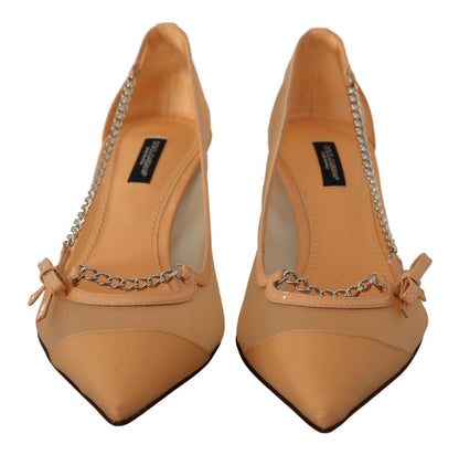 Elegantes zapatos de tacón de malla beige con cadenas plateadas