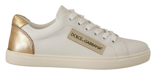 Elegantes zapatillas de piel blanca con detalles dorados