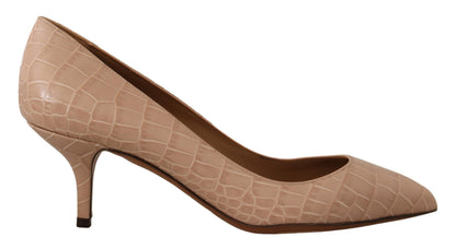 Elegantes zapatos de tacón de piel beige