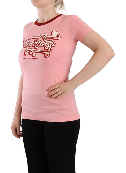 Camiseta elegante con cuello redondo y logotipo rosa