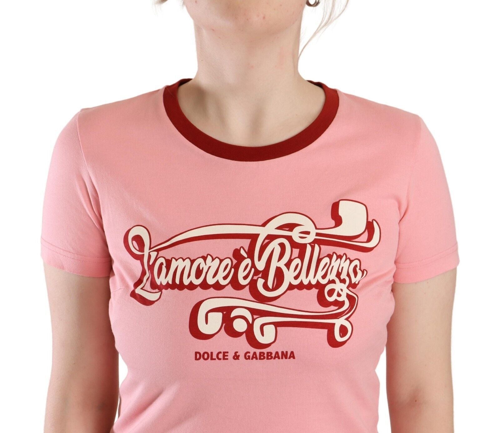 Camiseta elegante con cuello redondo y logotipo rosa