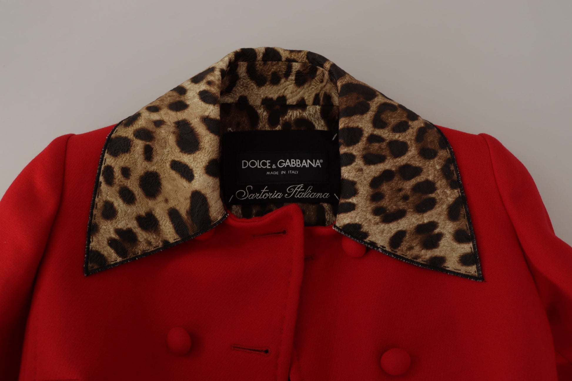 Elegante gabardina de leopardo roja