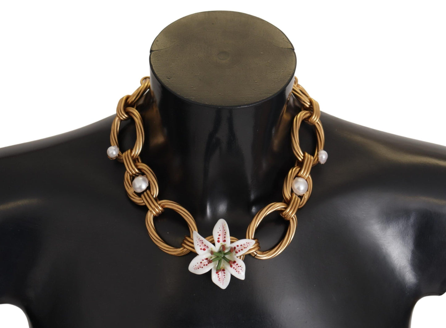 Elegante collar con colgante de flor de lirio dorado