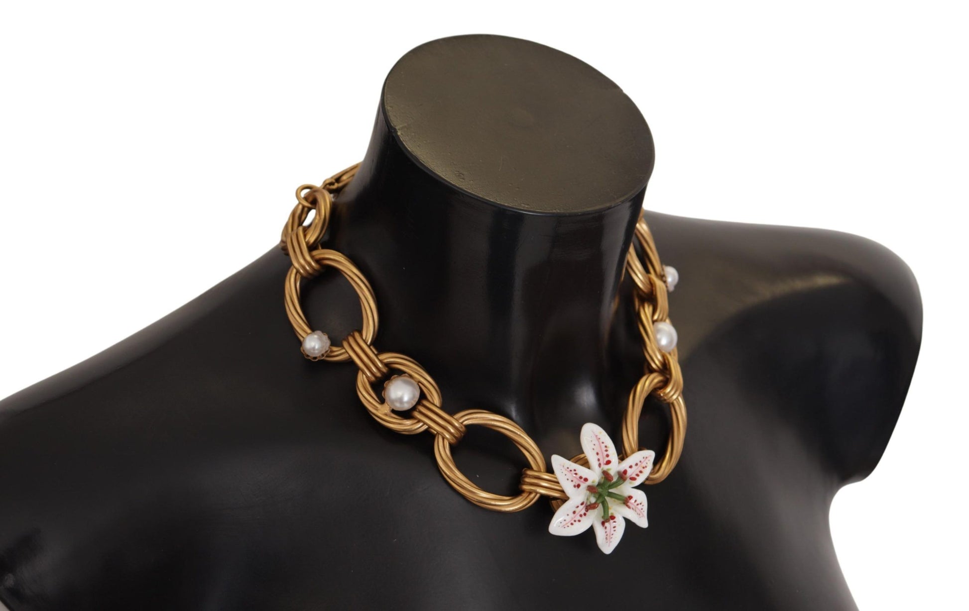 Elegante collar con colgante de flor de lirio dorado