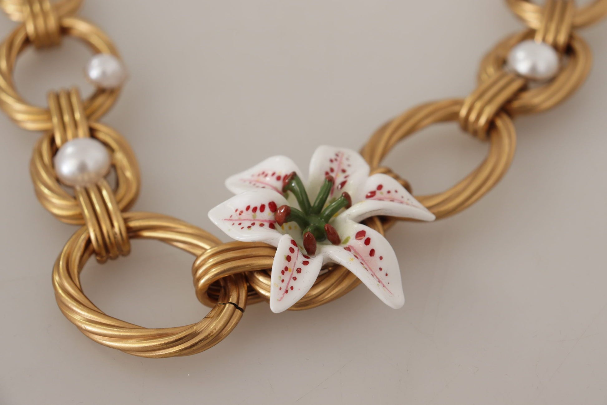 Elegante collar con colgante de flor de lirio dorado