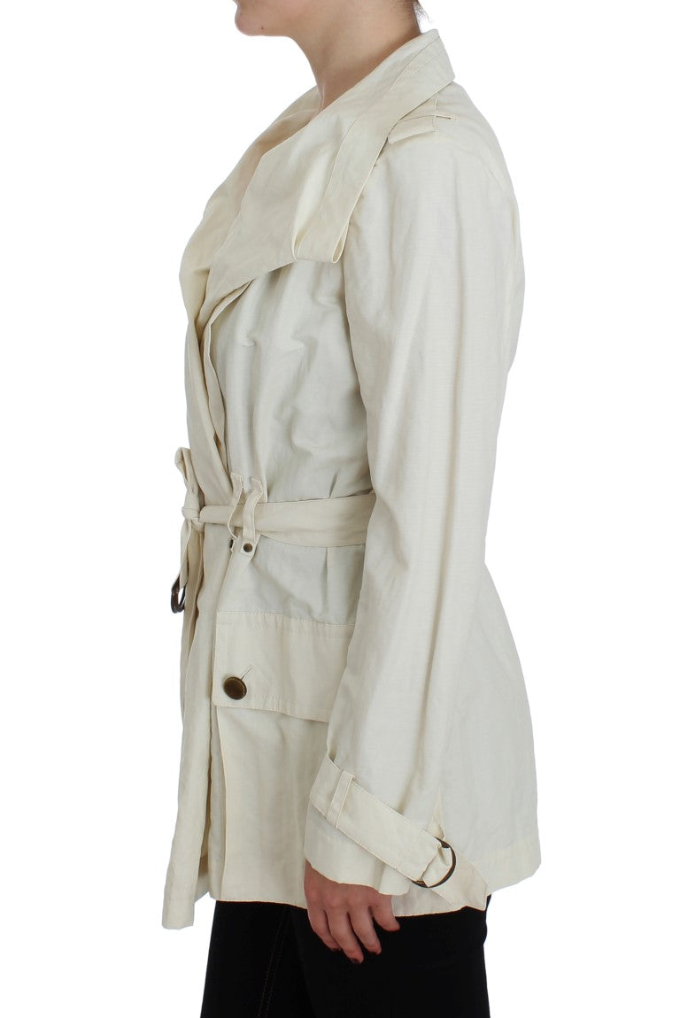 Elegante chaqueta tipo gabardina blanca cruzada