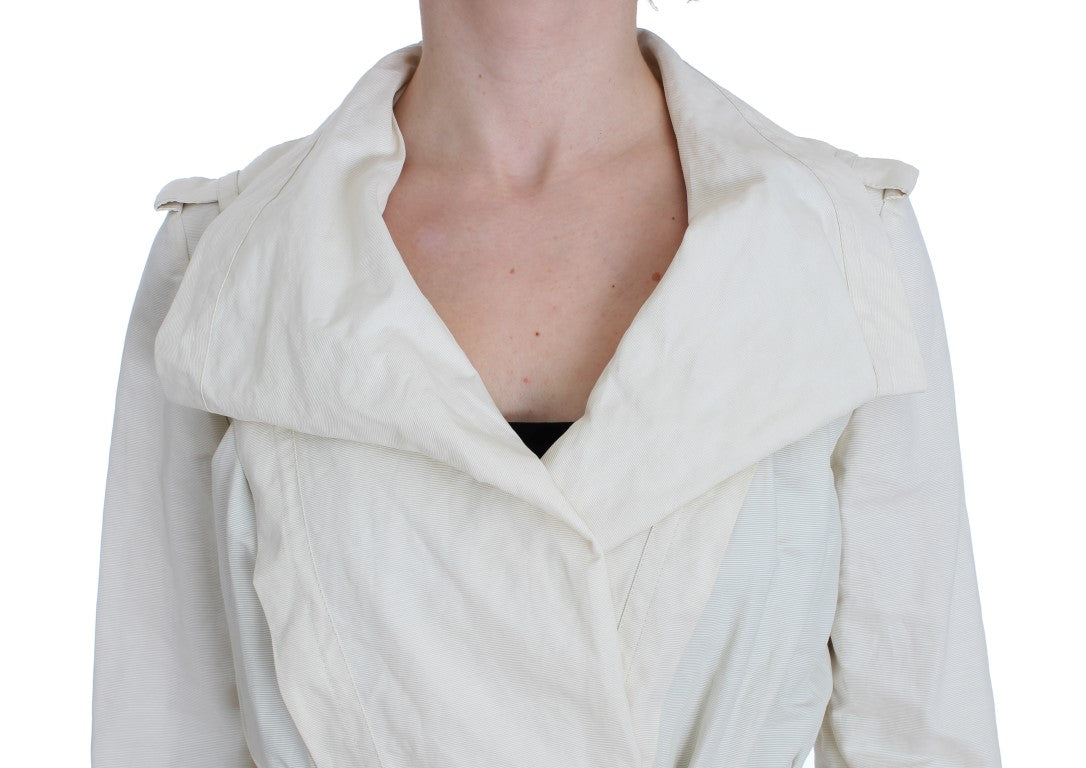 Elegante chaqueta tipo gabardina blanca cruzada