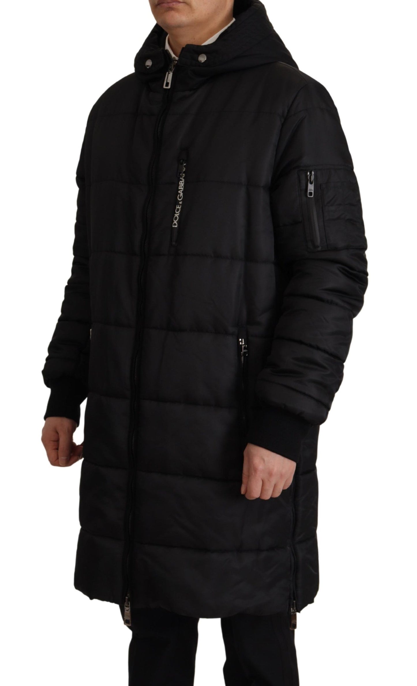 Elegante chaqueta de invierno tipo parka con capucha de color negro