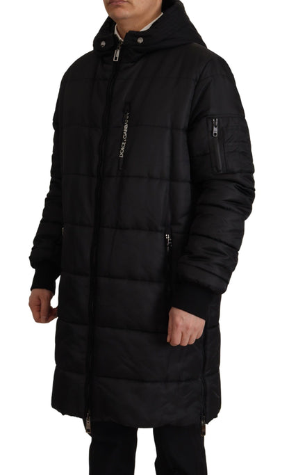 Elegante chaqueta de invierno tipo parka con capucha de color negro