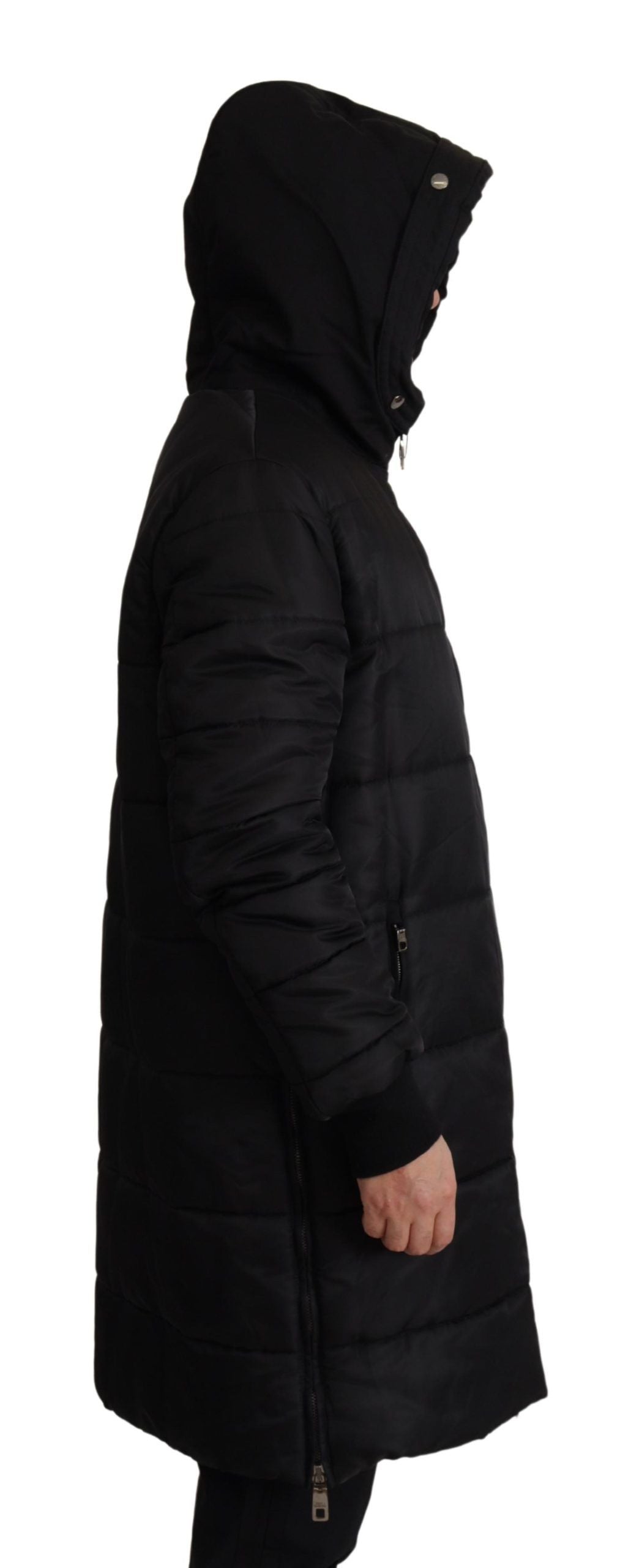 Elegante chaqueta de invierno tipo parka con capucha de color negro