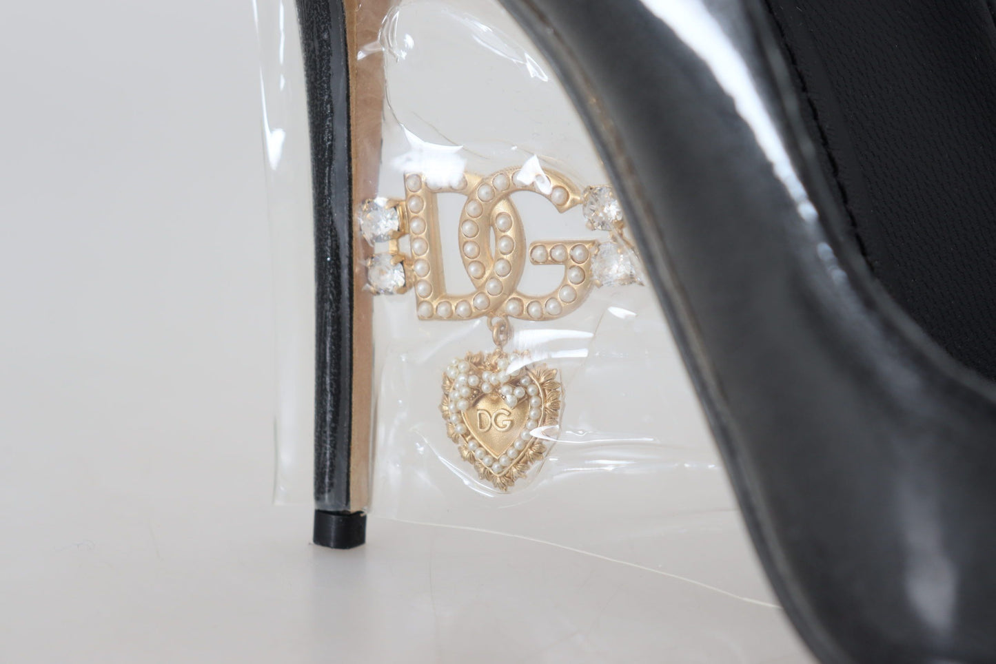 Elegantes tacones negros con detalles en dorado