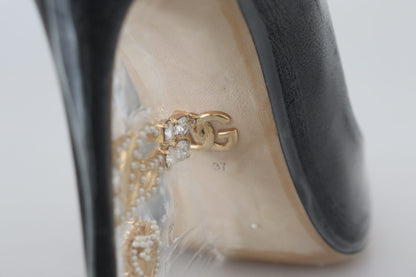 Elegantes tacones negros con detalles en dorado