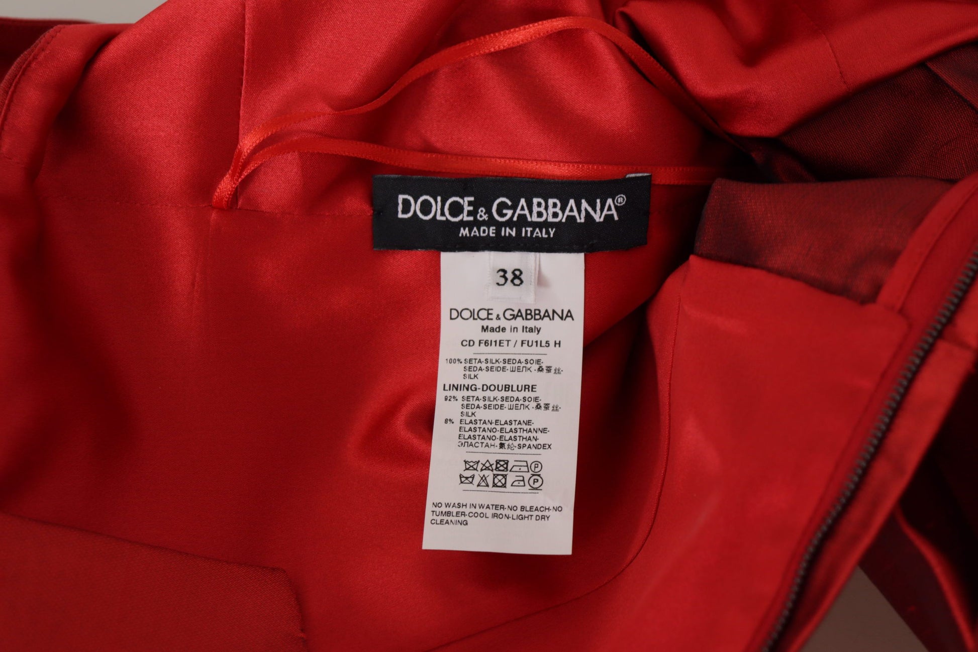 Vestido midi en A de seda rojo radiante