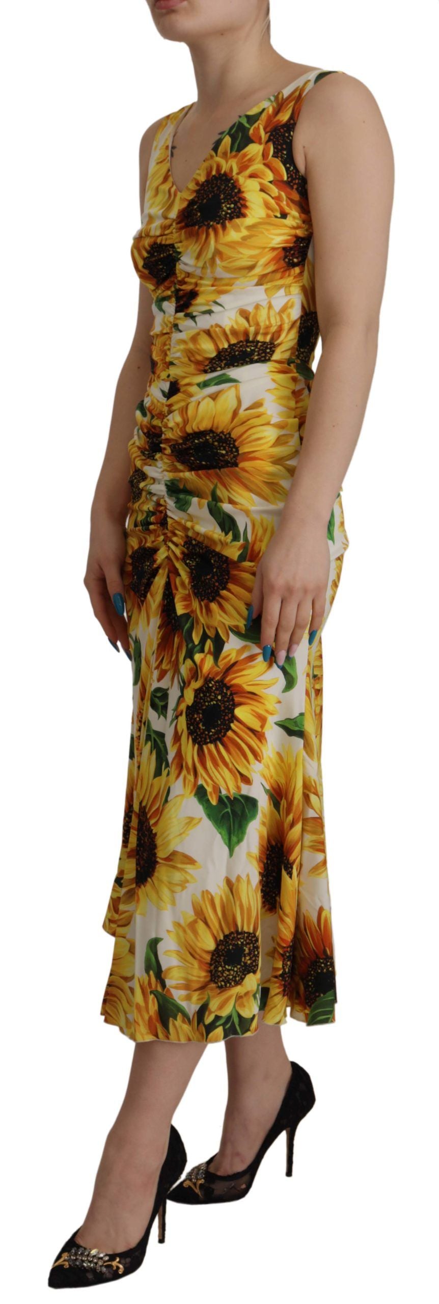 Elegante vestido blanco con estampado floral