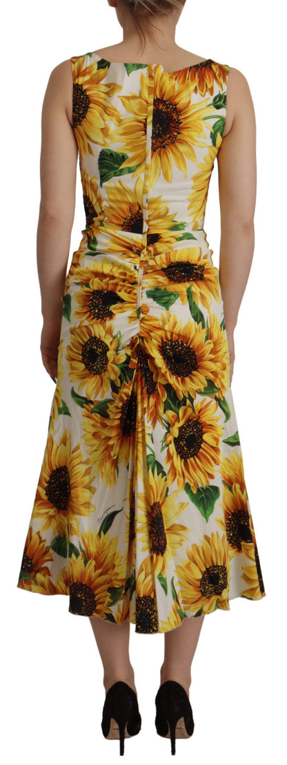 Elegante vestido blanco con estampado floral