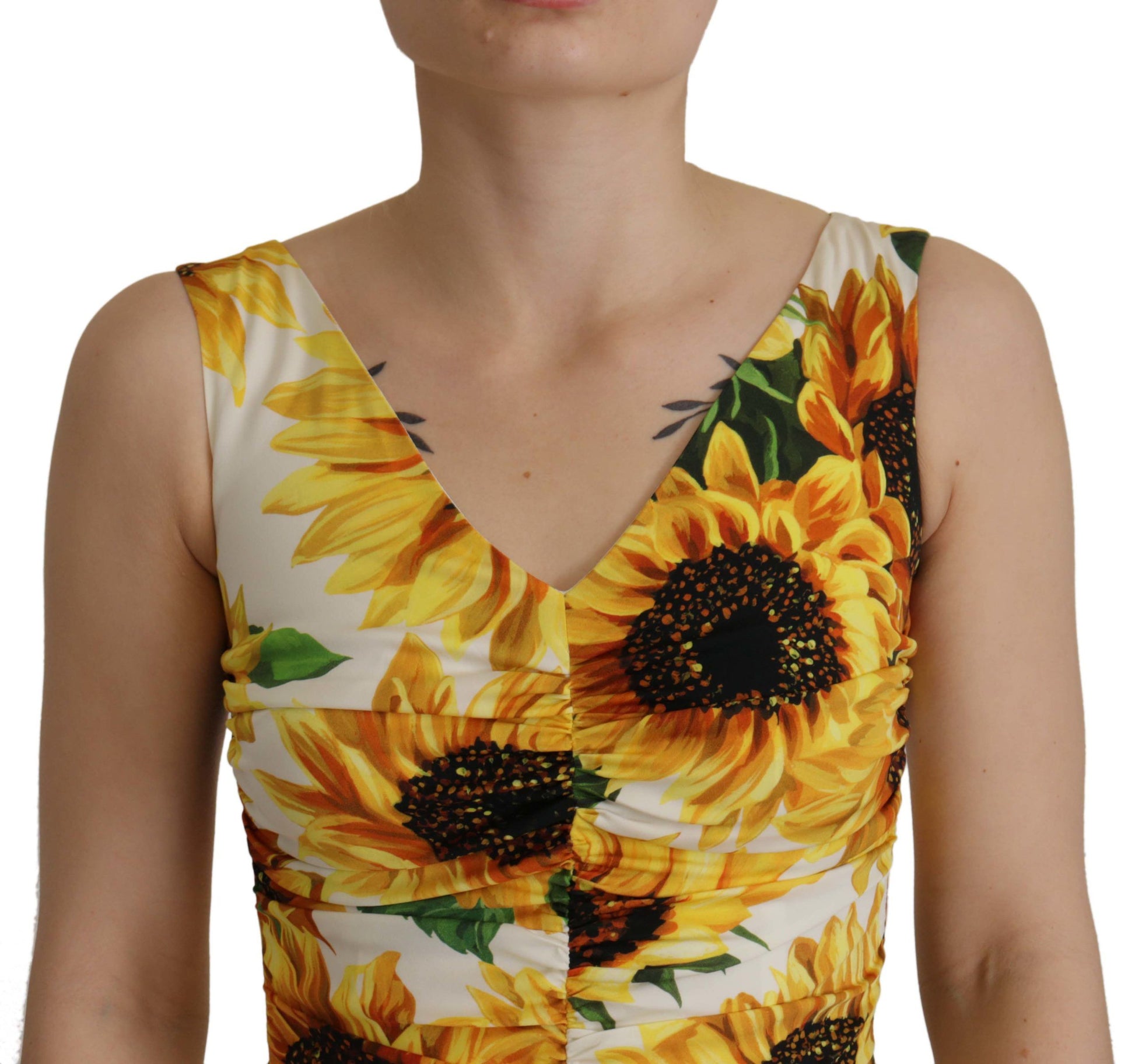 Elegante vestido blanco con estampado floral