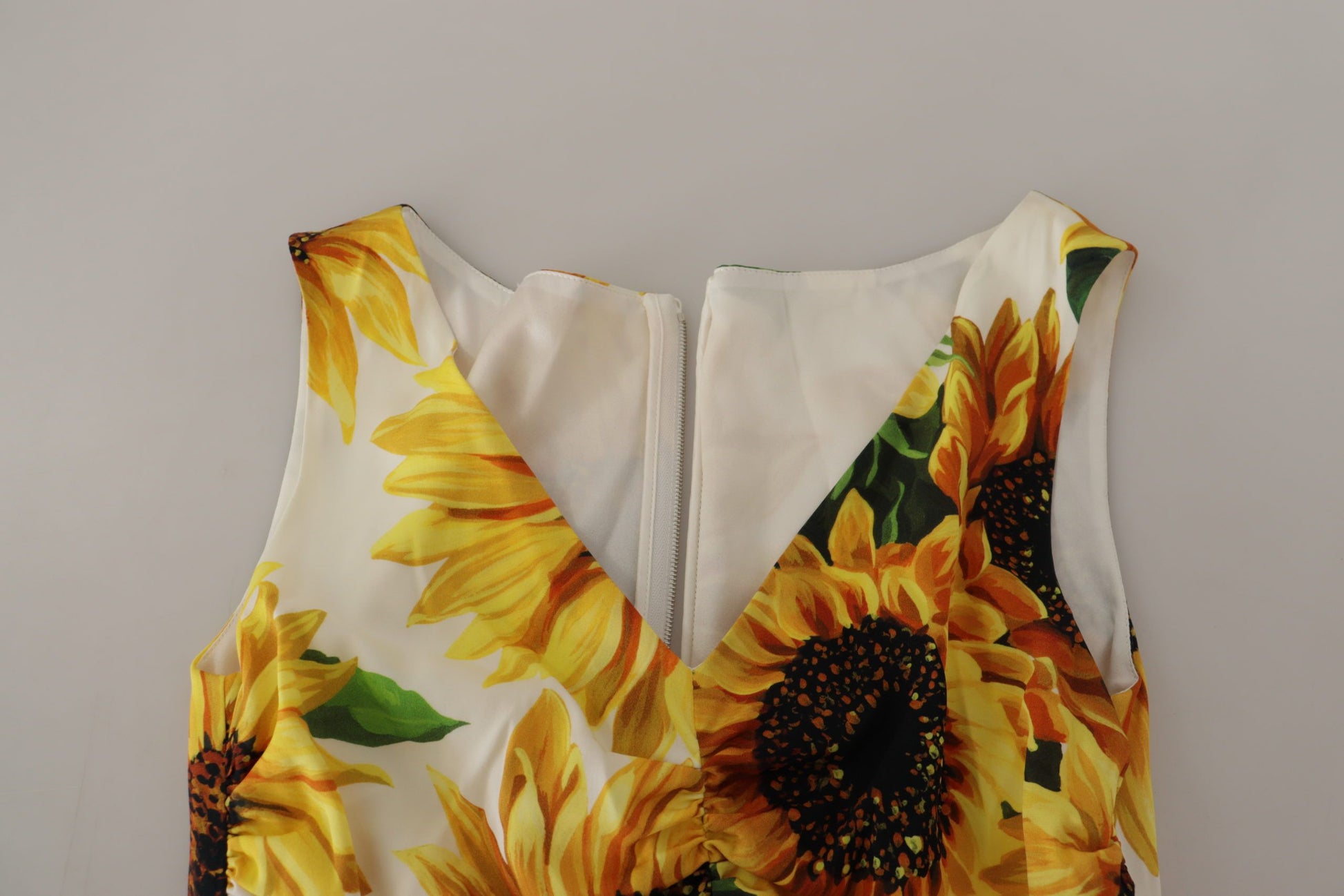 Elegante vestido blanco con estampado floral