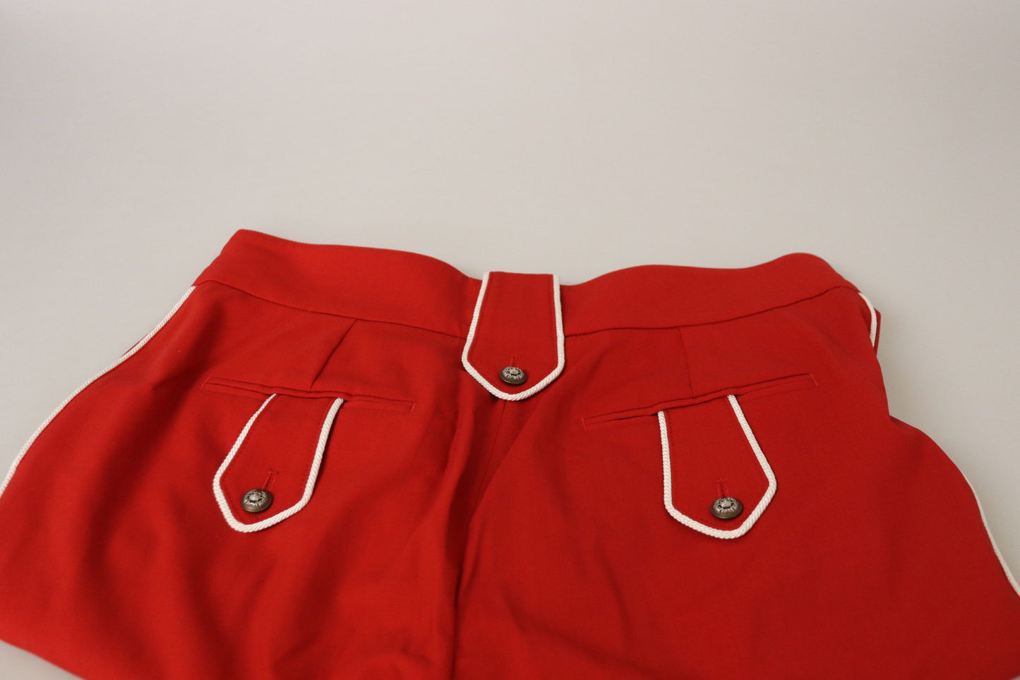 Elegantes pantalones rojos de talle alto