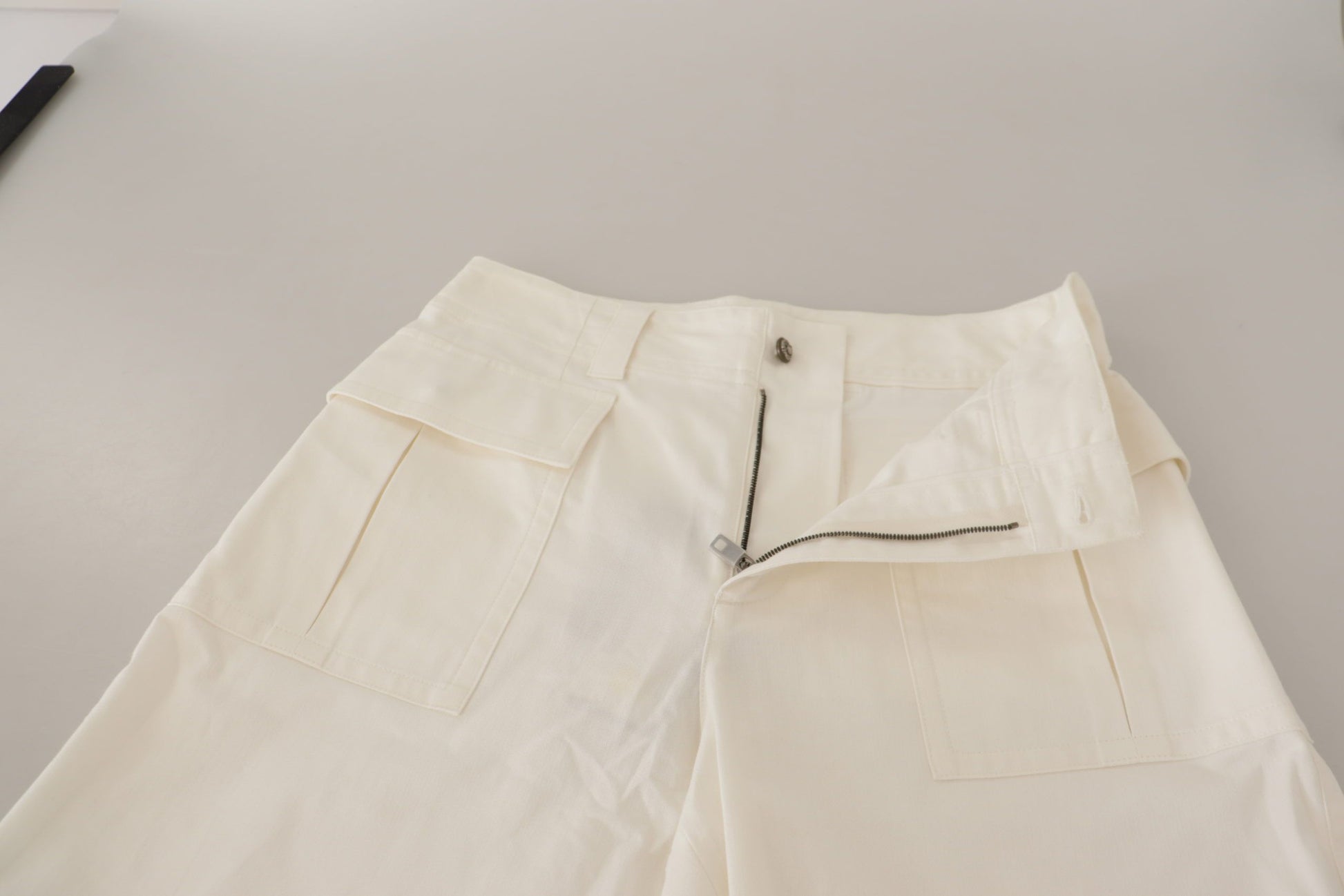 Elegantes pantalones blancos de cintura alta