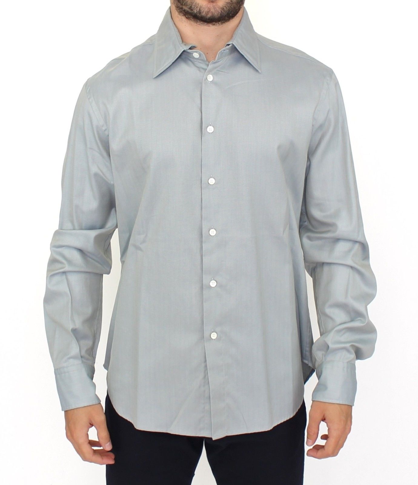 Camisa informal gris con botones en el frente y elegancia desatada