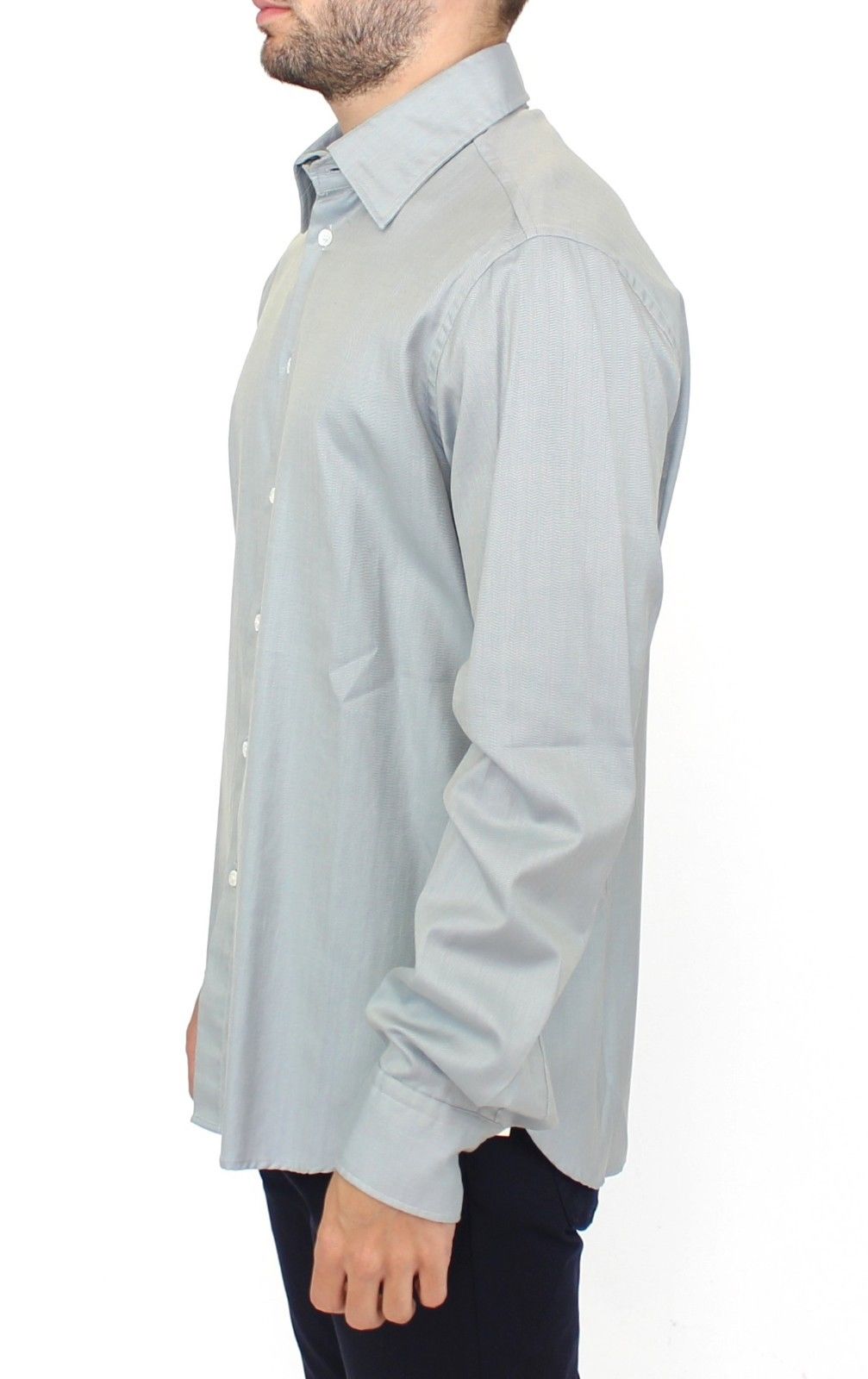 Camisa informal gris con botones en el frente y elegancia desatada