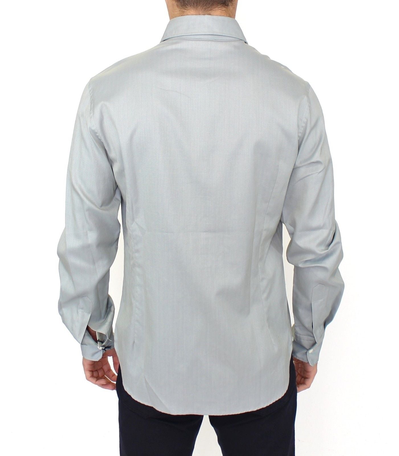 Camisa informal gris con botones en el frente y elegancia desatada