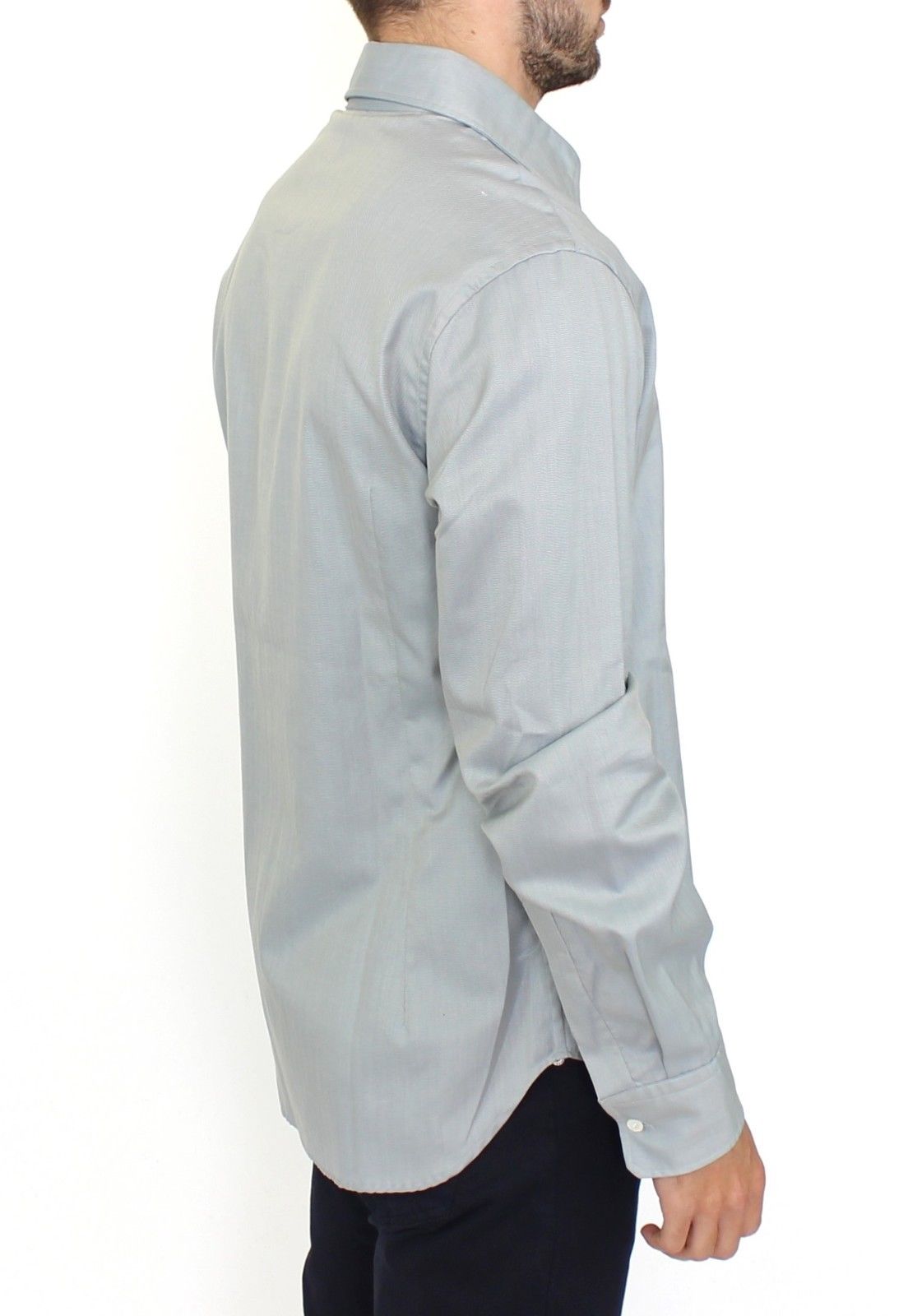 Camisa informal gris con botones en el frente y elegancia desatada