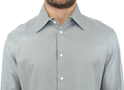 Camisa informal gris con botones en el frente y elegancia desatada