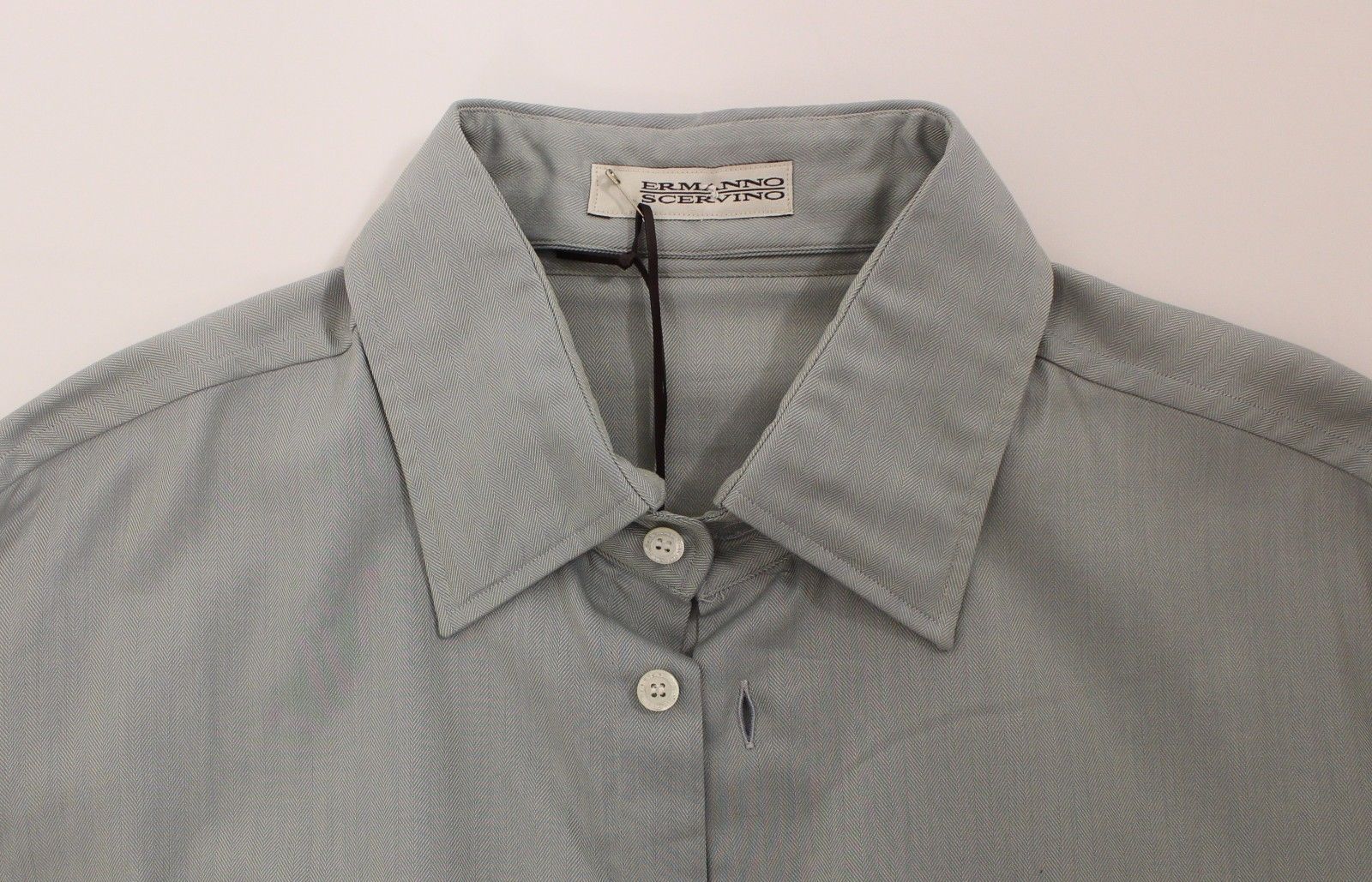 Camisa informal gris con botones en el frente y elegancia desatada