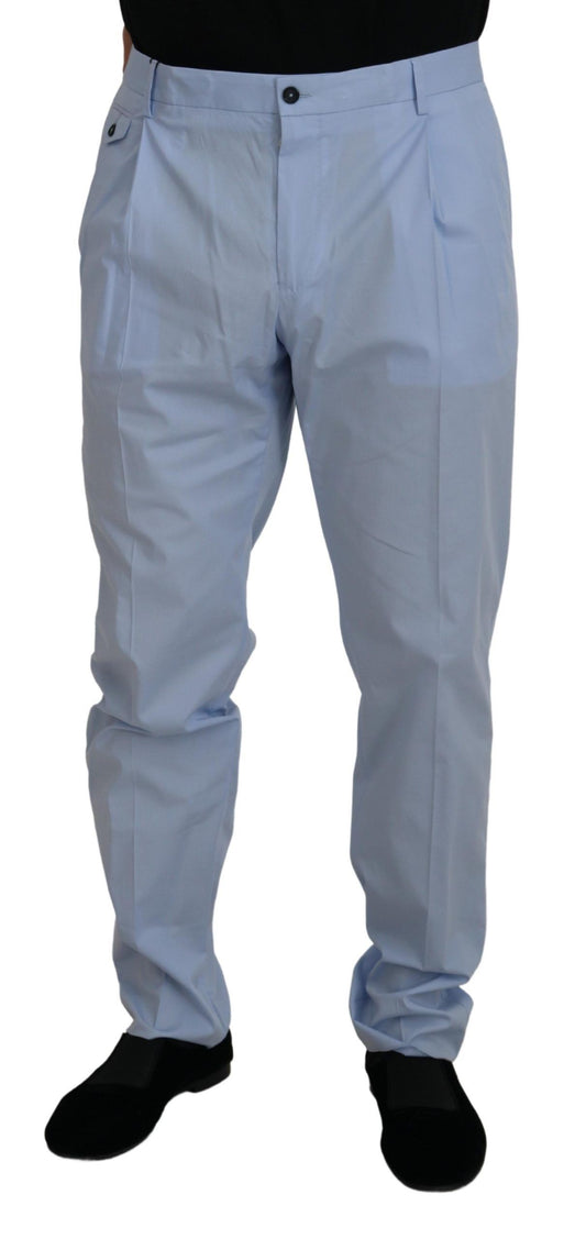 Elegante pantalón chino ajustado azul claro