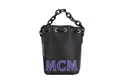 Mini bolso de mano tipo cubo con cordón ajustable y cadena de cuero liso en color negro y morado