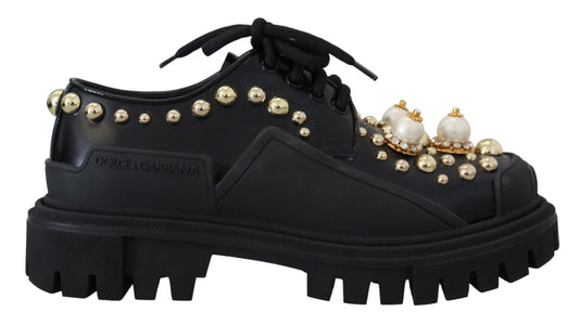 Zapatos Derby de piel negra atemporales con detalles glamorosos