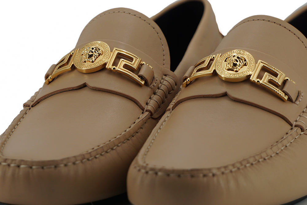 Exquisitos mocasines de piel Medusa en tono dorado