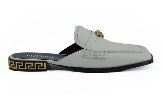 Elegantes sandalias planas de piel blanca