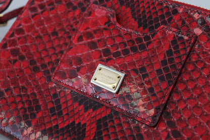 Elegante clutch Ayers de piel roja con diseño de serpiente