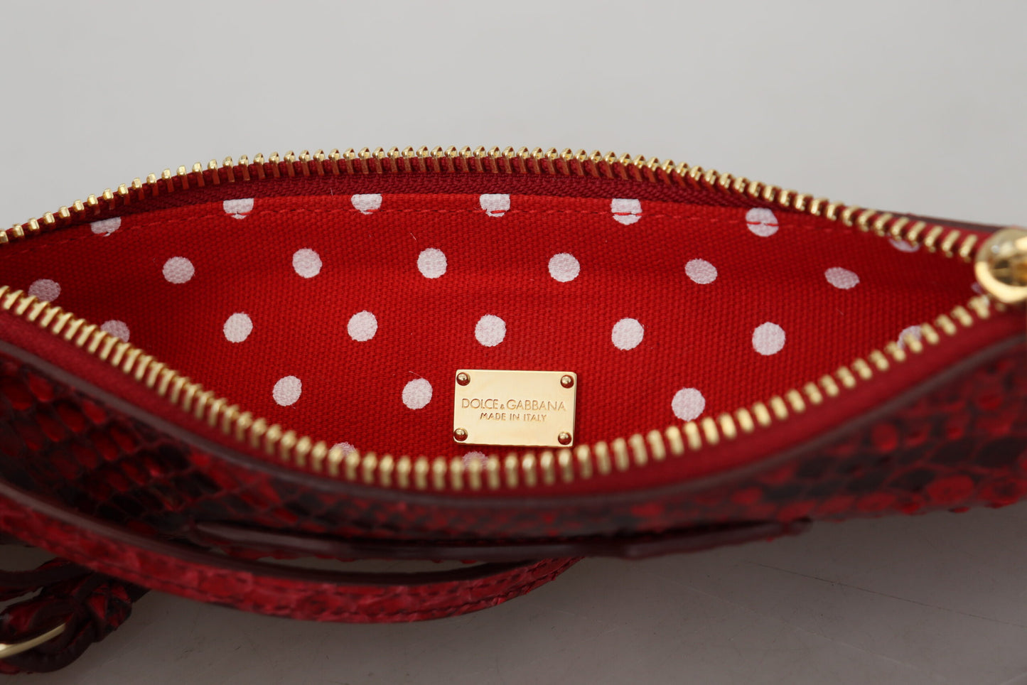 Elegante clutch Ayers de piel roja con diseño de serpiente