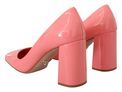 Tacones rosas elegantes con punta cuadrada