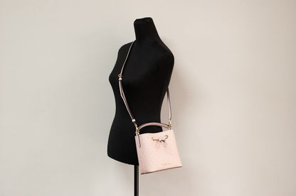 Bolso bandolera tipo cubo de PVC Suri Small Dark Powder Blush Signature