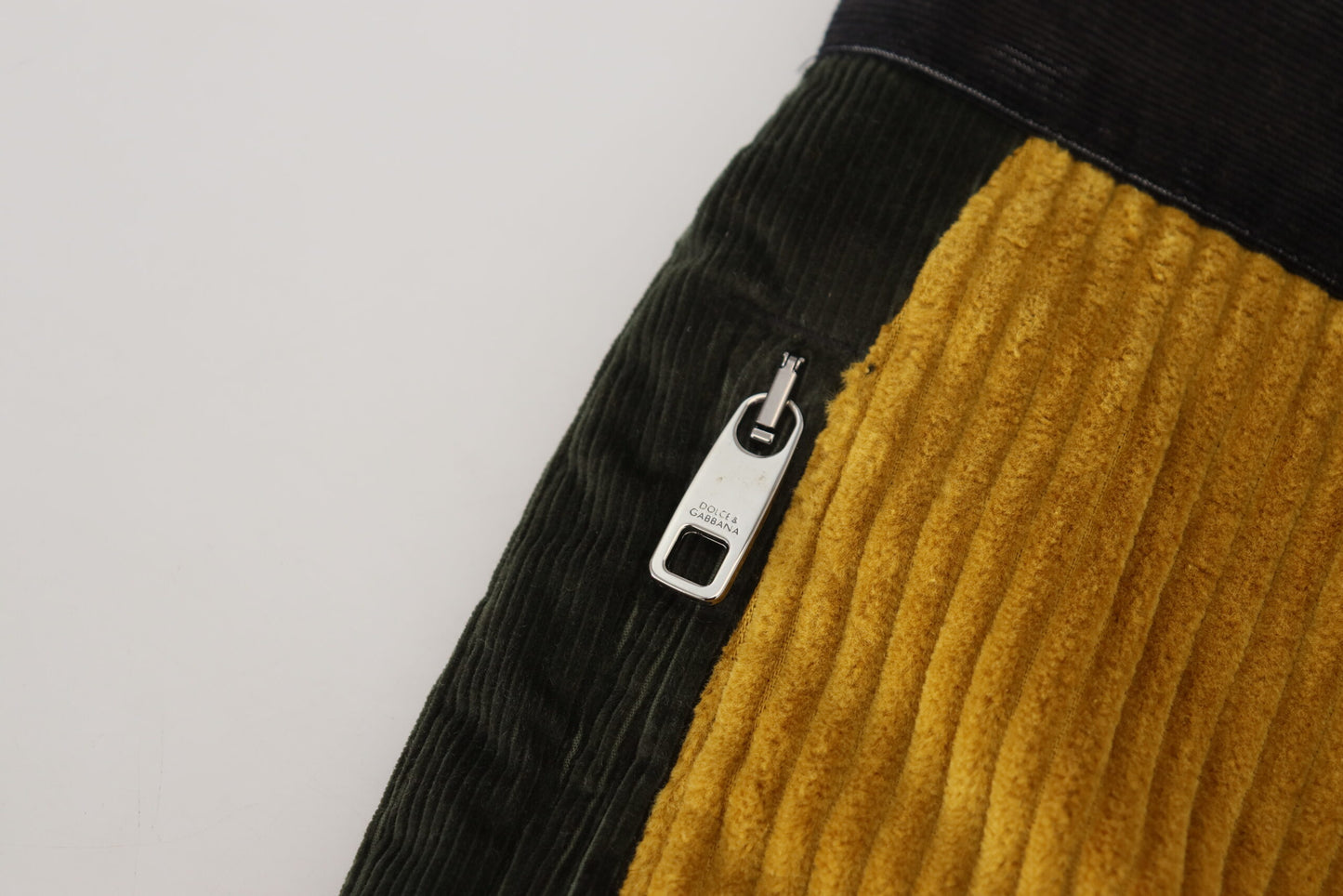 Pantalones negros elegantes de corte cónico con detalles en amarillo